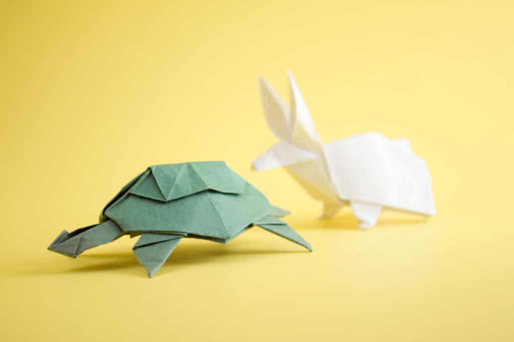 Origami figurer av en skilpadde og en hare