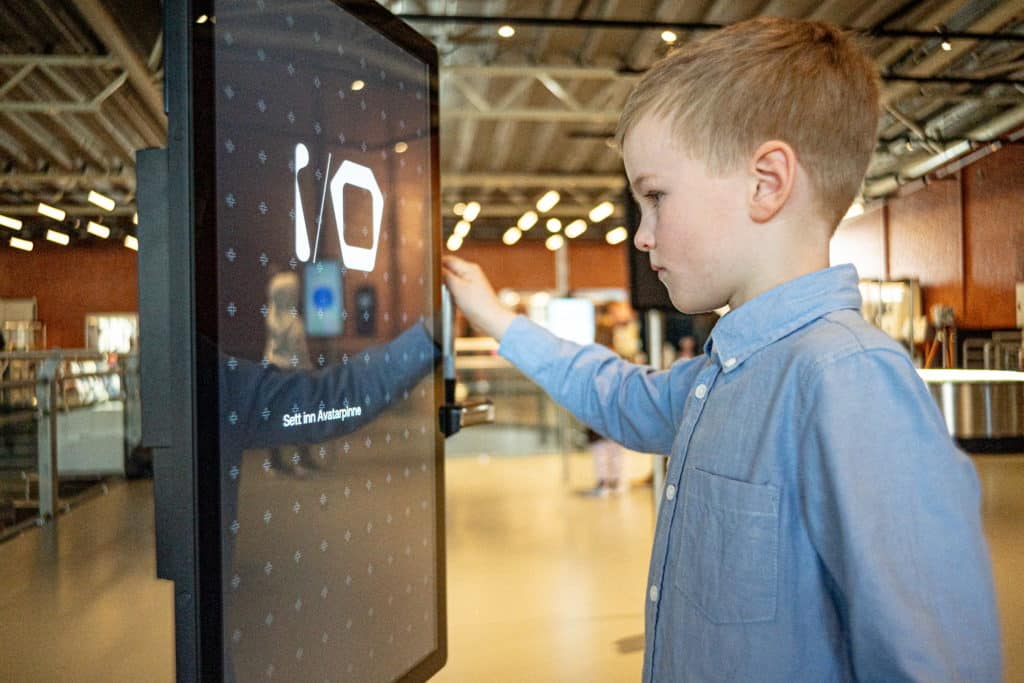 Barn registrerer seg for å I/O utstillingen
